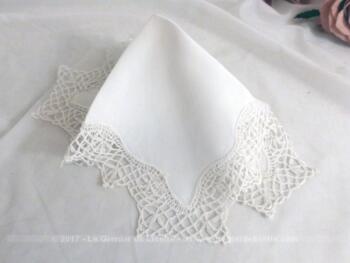 Ancien mouchoir de mariée fait main avec partie centrale en tissus soyeux et dentelle fuseaux tout autour.