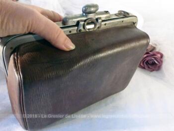 Ancienne petite sacoche en cuir sans anse avec intérieur en tissus épais.