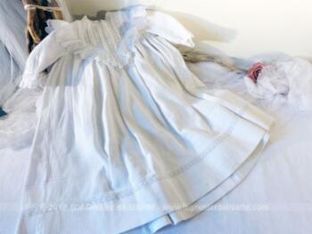 Ancienne robe de baptême en piqué de coton, avec broderies et dentelles.