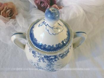 Ancien sucrier estampillé Luneville aux beaux dessins bleus façon porcelaine anglaise.