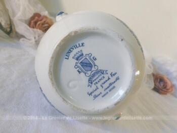 Ancien sucrier estampillé Luneville aux beaux dessins bleus façon porcelaine anglaise.