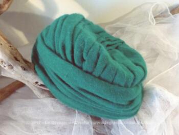 Authentique chapeau vintage en lainage vert  à la forme de turban aux nombreux plis. Tour de tête 55/56.