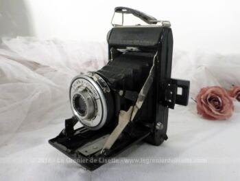 Très décoratif et vintage, voici un ancien appareil photo à soufflet, modèle Kinax junior.