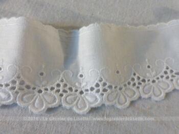 Bande de 150 x 5.5 cm  en coton blanc avec bordure brodée.