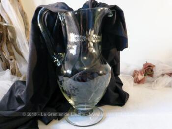 Grand broc en verre avec sa anse, le tout avec de belles gravures.