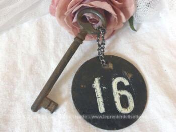 Ancienne clé  et sa plaque ronde en fonte avec le numéro 16.