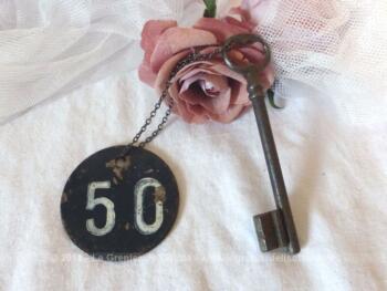 Ancienne clé  et sa plaque ronde en fonte avec le numéro 50.