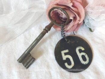 Ancienne clé  et sa plaque ronde en fonte avec le numéro 50.