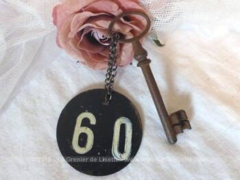 Ancienne clé  et sa plaque ronde en fonte avec le numéro 60.