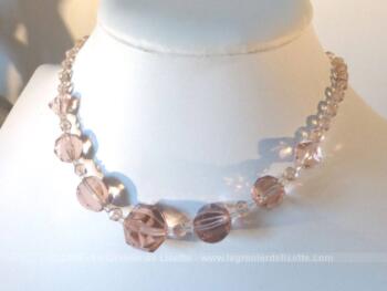 Superbe collier ras de cou en perles de verre rose à facettes