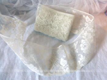 Coupon de dentelle fine de 160 x 6.5 cm aux dessins de fleurs.