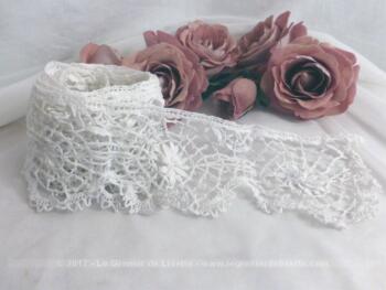 Coupon de dentelle blanche aux fuseaux  avec dessins d'arcades.