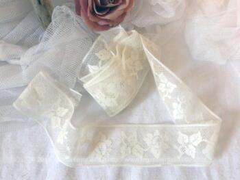 Coupon de dentelle fine de 150 x 4 cm aux dessins de roses.