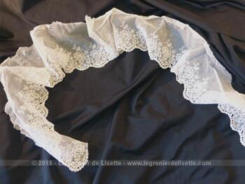 Ancienne belle dentelle blanche sur tulle avec belles broderies.