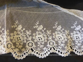 Ancienne belle dentelle blanche sur tulle avec belles broderies.