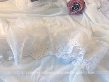 Ancienne belle dentelle blanche sur tulle avec belles broderies.