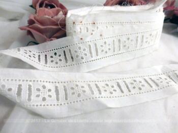Coupon de 510 x  3.5  cm de dentelle en coton brodé de fleurs pour servir d'entre-deux.