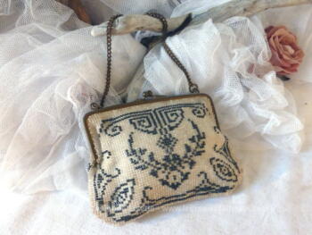 Ancien, original et unique, voici une minaudière décorée de perles et son petit peigne.. idéal petit sac de soirée à main.