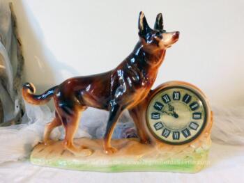 Ancienne pendulette de cheminée en céramique chien et ses 2 bougeoirs
