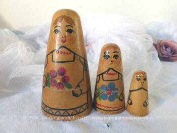 Lot de 3 anciennes poupées russes en bois,  en forme de cônes. Deux s'ouvrent et la petite dernière et d'un seul morceau. Originales !