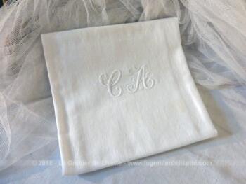 Grande serviette ancienne en coton damassé avec les initiales CA brodées.