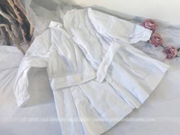 Duo d'anciens tabliers blancs pour enfants réalisés à la main dans une beau coton.