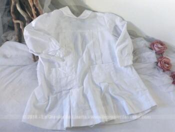 Duo d'anciens tabliers blancs pour enfants réalisés à la main dans une beau coton.