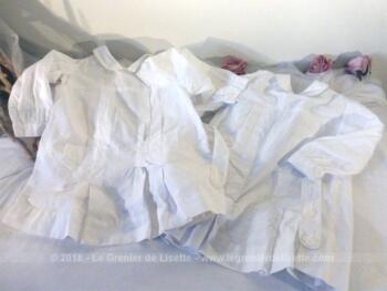 Duo d'anciens tabliers blancs pour enfants réalisés à la main dans une beau coton.