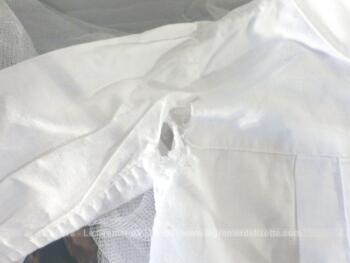 Duo d'anciens tabliers blancs pour enfants réalisés à la main dans une beau coton.