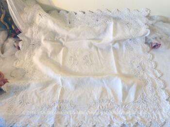 Superbe ancienne pièce de dentelle, broderies avec les monogrammes CA