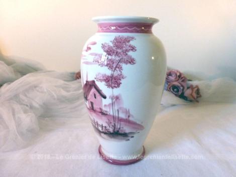 Vase numéroté avec un paysage peint à la main tout dans des tons de rose, très shabby.
