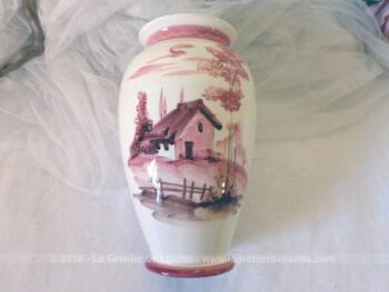 Vase numéroté avec un paysage peint à la main tout dans des tons de rose, très shabby.