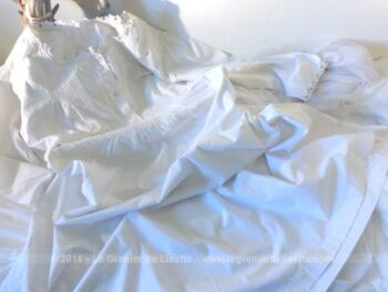 Ancienne longue chemise brodée avec dentelle,  en bon état pour devenir votre future robe d'été.