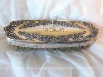 D'une élégance aristocratique, voici une superbe ancienne brosse à habits en argent massif personnalisée par les monogrammes W R H. 