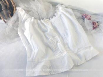 Ancien bustier "cache corset", pour taille très fine, tout en linon blanc, avec broderies anglaises et lien pour serrage des manches et encolure.