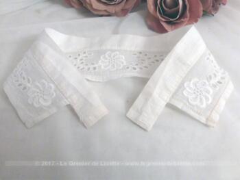 Ancien col en broderie anglaise aux beaux dessins de fleurs.