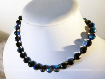 Ancien collier ras de cou en perles à facettes de couleur bleu nuit irisé datant des années 60.