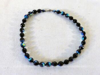 Ancien collier ras de cou en perles à facettes de couleur bleu nuit irisé datant des années 60.