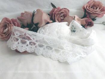 Coupon dentelle mécanique blanche, 380 cm x 5 cm.
