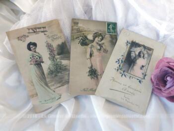 Lot de 3 anciennes cartes femmes fleurs Bonne Année début siècle dernier.