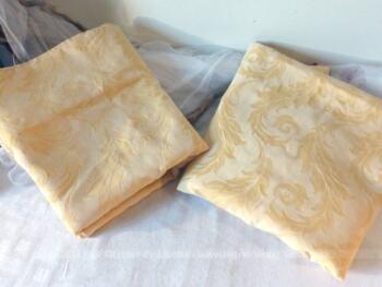 Duo de grands coupons de tissus ameublement aux tons pastels jaune de 250 x 140 cm.