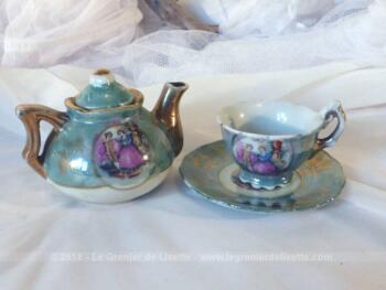 Tout en porcelaine, voici en miniature une petite théière et son couvercle, une tasse et sa sous-tasse.