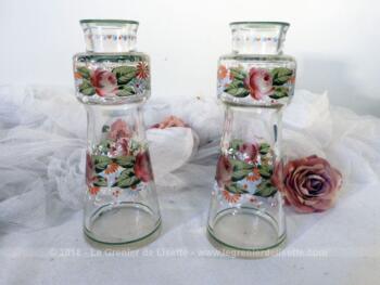 Deux petites carafes, carafons, vases ou flacons en verre décorés de fleurs peintes à la main.