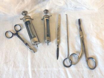 Lot de six anciens instruments médicaux d'infirmière.