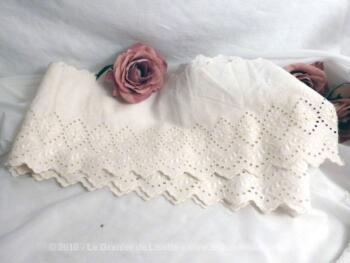 Large coupon de 120 cm de broderies anglaise blanche.