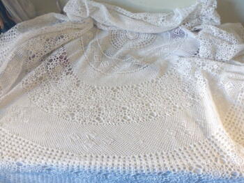 Ancien nappe ronde au crochet de 180 cm de diamètre réalisée à la main au crochet avec des dessins en différentes bandes de fleurs et de vagues.