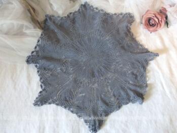 Ancien napperon en forme d'étoile à 8 ans , réalisé à la main au crochet en fil de coton et teinté en gris souris.