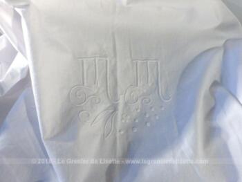 Ancien drap en beau coton blanc avec jours et monogrammes revisité en un beau rideau avec passants.