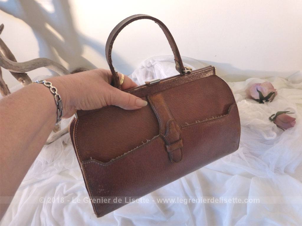 VENDU Ancienne petit sac sacoche en cuir avec anse Le Grenier de Lisette