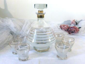 Ancien service à liqueur avec carafe et 6 petits verres aux liserés dorés et verres polis.